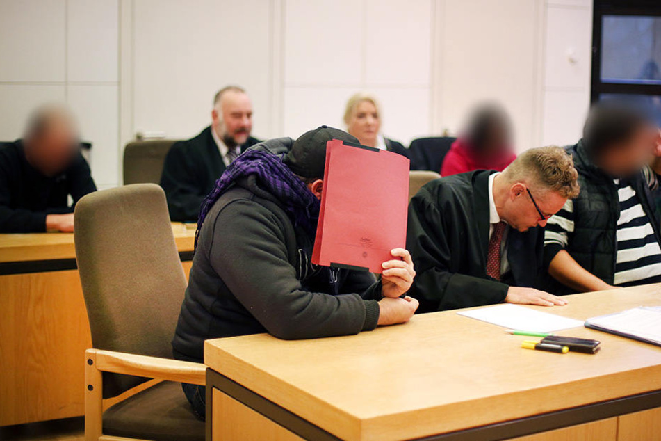 Drei Männer und eine Frau müssen sich vor dem Amtsgericht Minden wegen Brandstiftung verantworten.