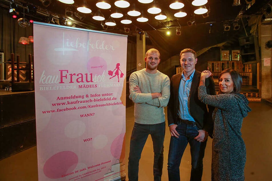 Gerrit Recksiek (li.) und Florian Steiner mit Aslihan Demir (23), die einen der begehrten Plätze bekommen hat.
