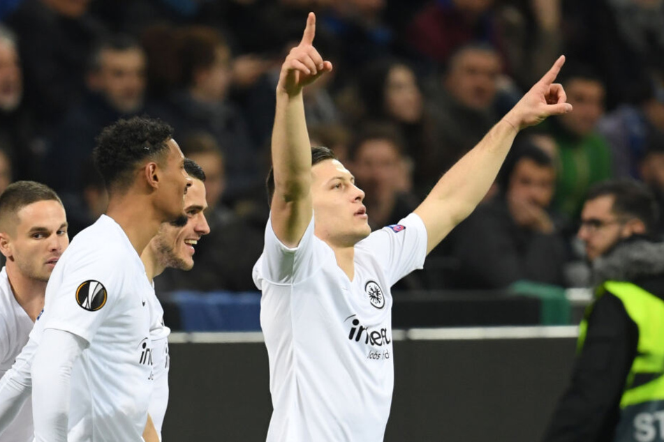 Luka Jovic (re.) feiert sich nach dem Führungstreffer.