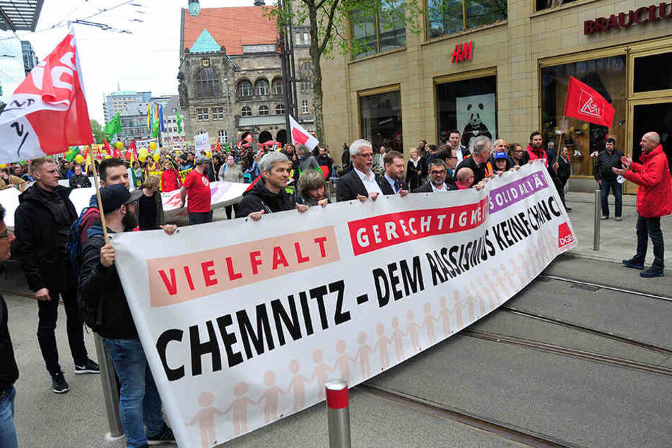 Ministerpräsident Michael Kretzschmer (5. v. li.) marschierte zum Auftakt mit.