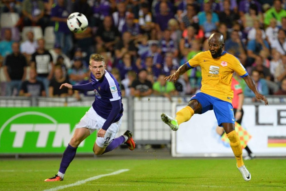 Auch der Vertrag von Steve Breitkreuz (links, hier im Duell mit dem Braunschweiger Dominik Kumbela) läuft im Sommer aus. Der 25-Jährige stand schon nach der vergangenen Serie auf dem Zettel von Hannover 96 ...