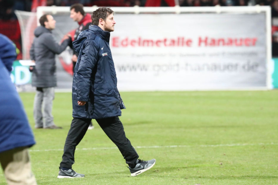 Frustriert, enttäuscht, ratlos und irgendwie weit weg - Hannes Drews stiert nach dem Abpfiff in Nürnberg ins Leere. Die Kritik an seiner Person trifft ihn hart.