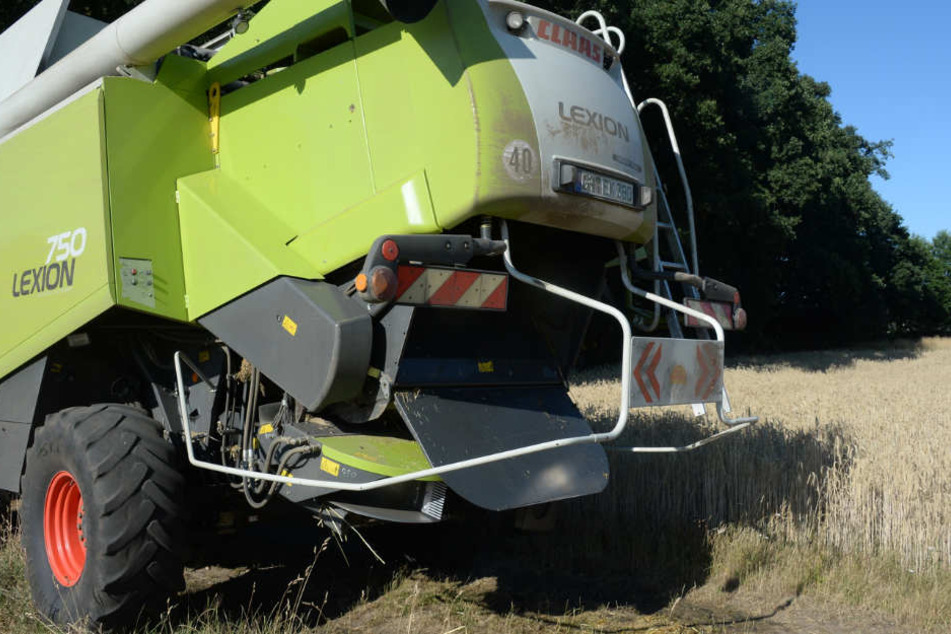 Der Mähdrescher hatte das Feld in Brand gesetzt.
