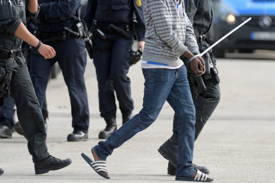 Der 33-Jährige soll einen anderen Asylbewerber mit einem Messer lebensbedrohlich verletzt haben. (Symbolbild)