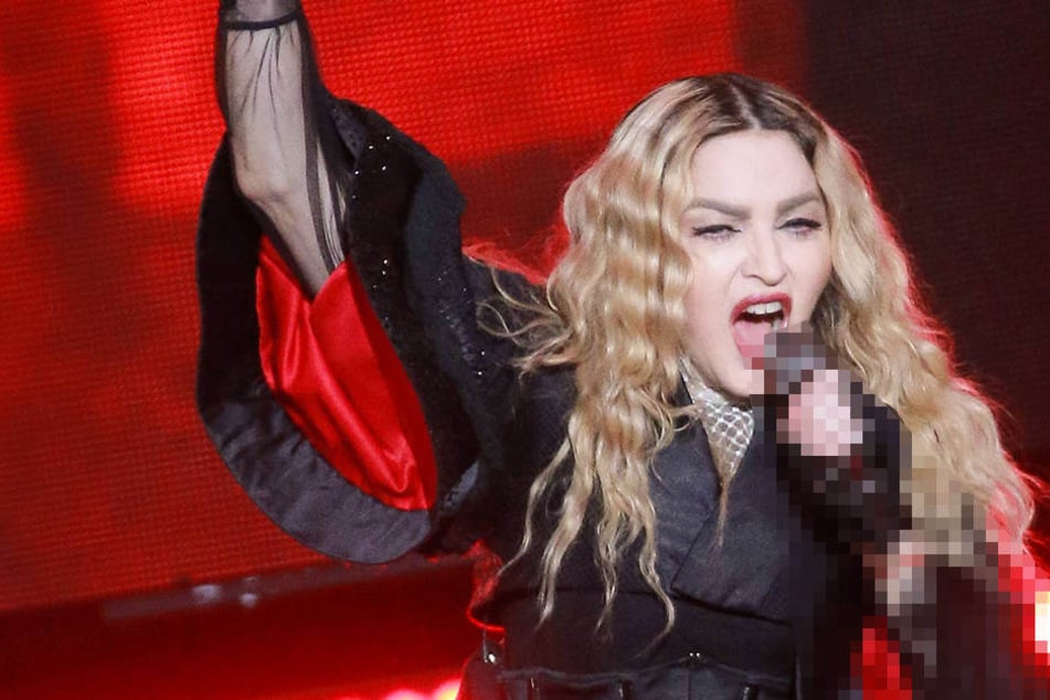 Die betagte Madonna (58) bietet sexuelle Dienste für Wähler, die sich für Hillary Clinton (68) entscheiden.