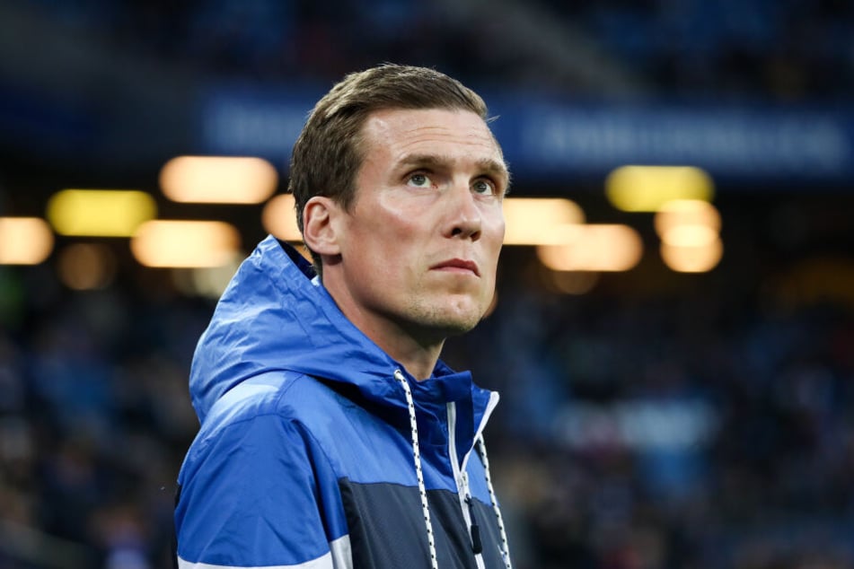 Hamburgs Trainer Hannes Wolf steht vor einem Spiel auf dem Platz.