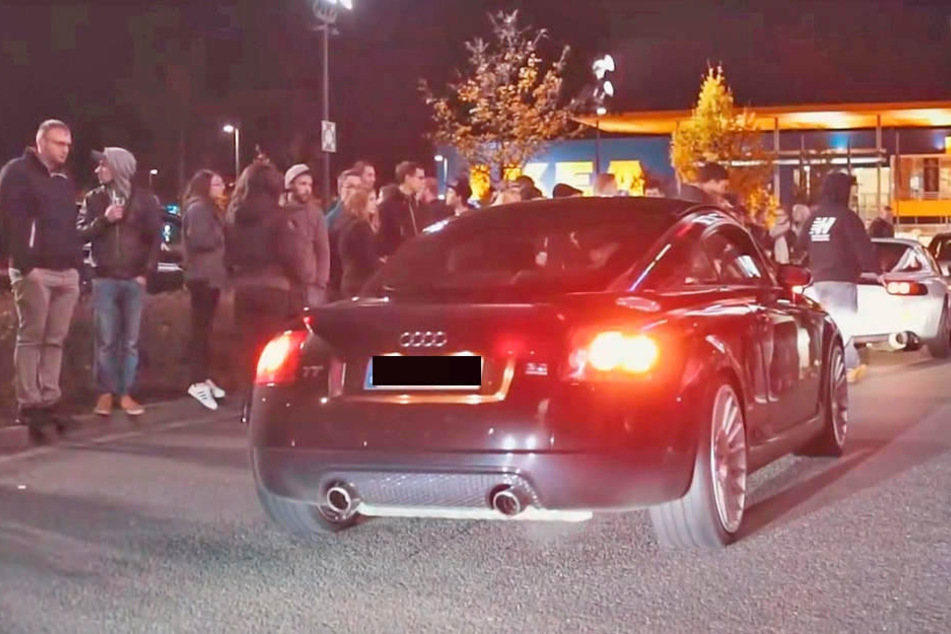 Am Karfreitag blieben im ElbePark die Parkplätze dicht. Auto-Tuner mussten nach Heidenau ausweichen. (Archivbild)