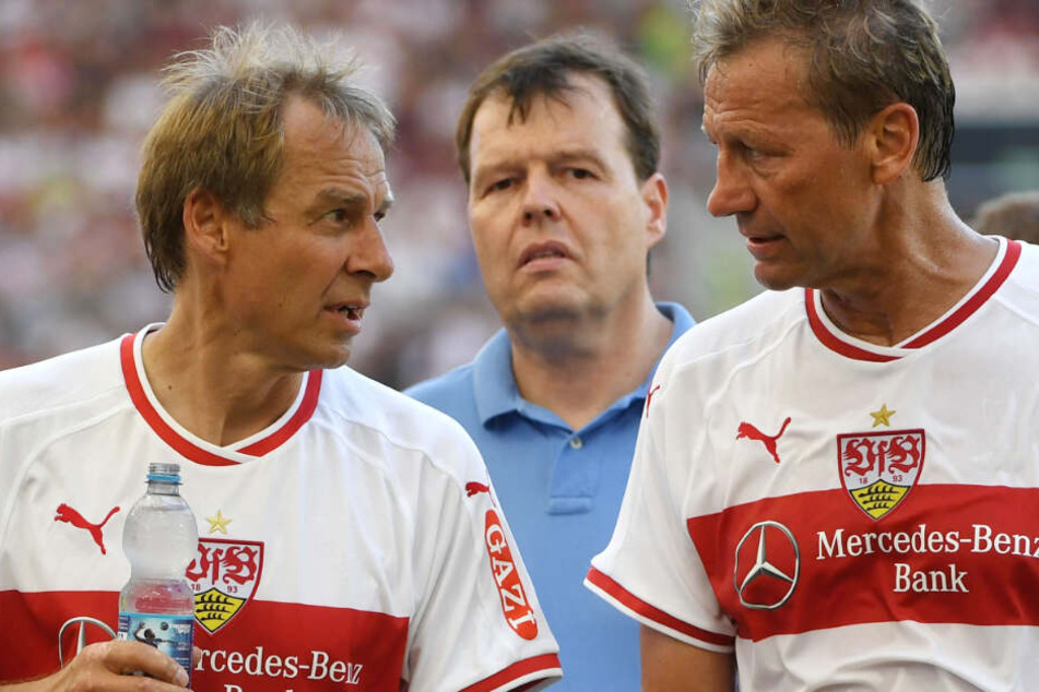 Jürgen Klinsmann (l.) und Guido Buchwald (r.) kicken bei einem Legendenspiel zusammen.