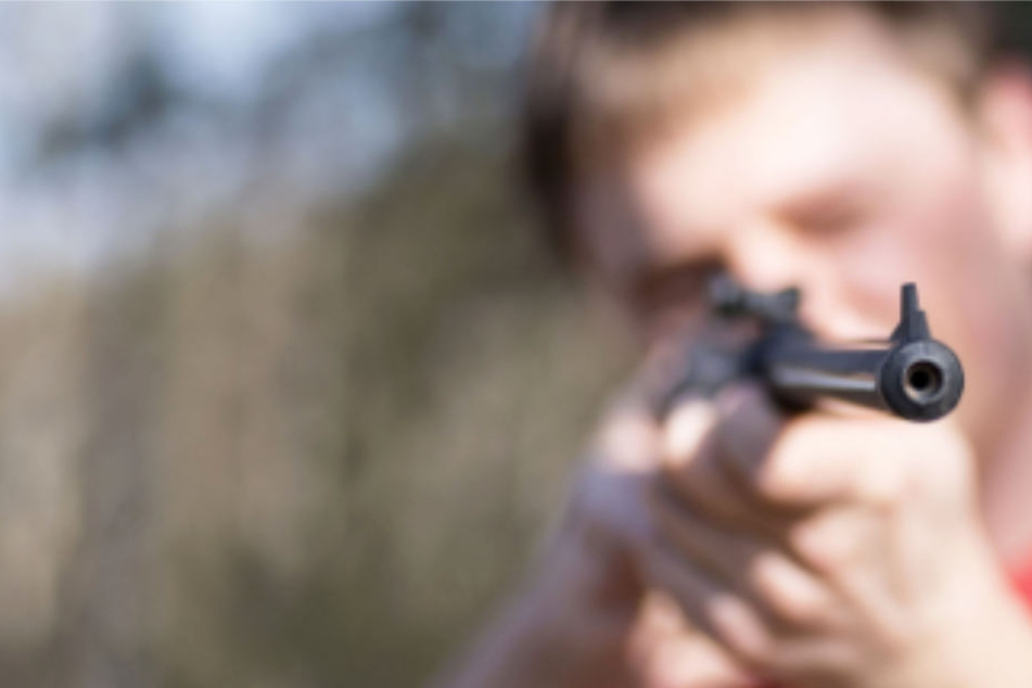 Der Mann wollte das Luftgewehr vorführen und traf dabei auf den Jungen. (Symbolbild)
