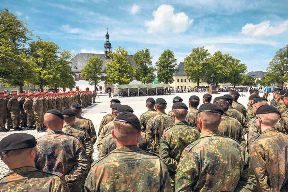 Vor der Verlegung nach Litauen gab es einen Verabschiedungsappell. An dem
Einsatz gibt es auch Kritik, etwa von den Linken.