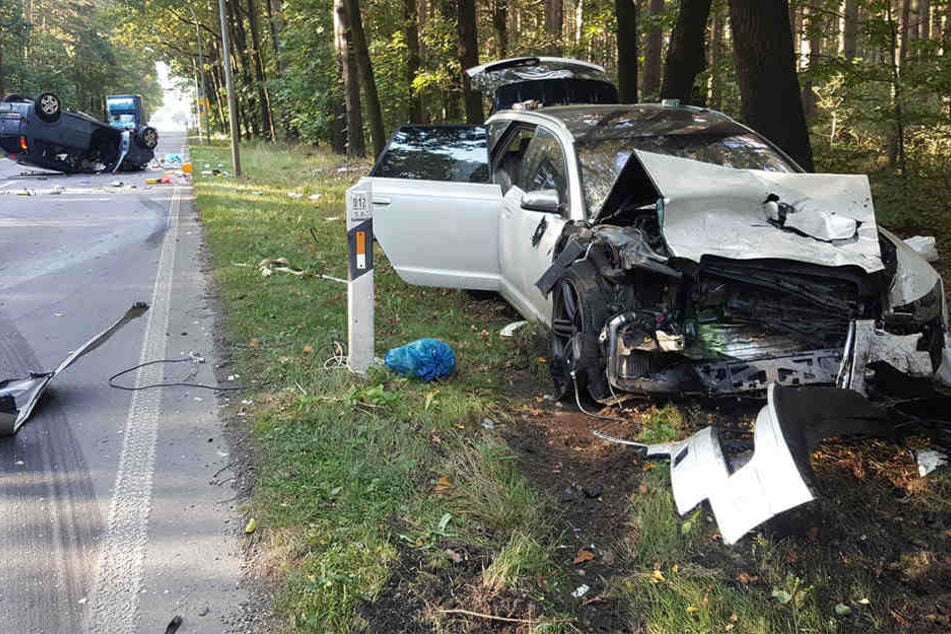 Beide Fahrzeuge wurden schwer beschädigt. Die Insassen mussten ins Krankenhaus.