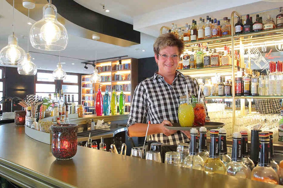 Restaurantleiterin Astrid Reichel (47) serviert im aufgepeppten Bistro selbstgemachte Limonade.