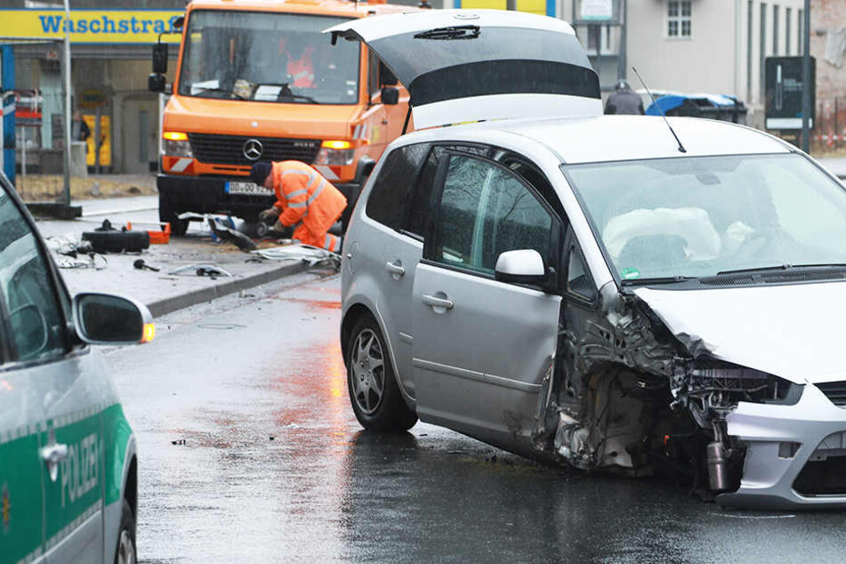 Der Ford C-Max fällte den Laternenmast.