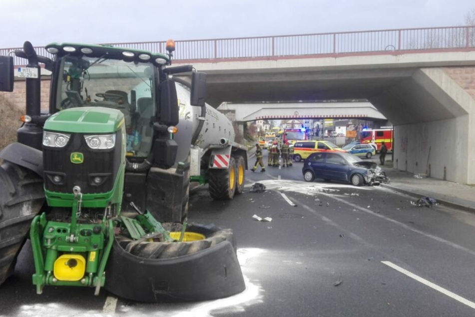 Das Vorderrad des Traktors war bei dem Unfall abgebrochen.