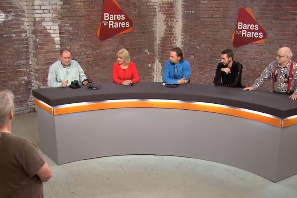 Die Händler gucken überrascht, bieten aber nicht viel Geld.
