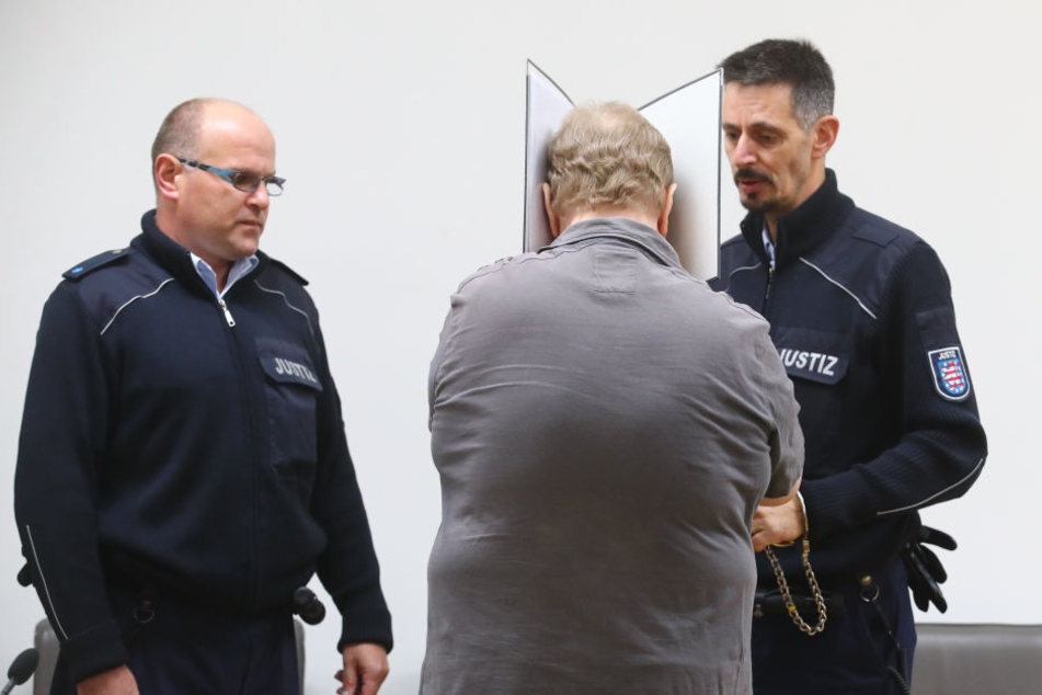 Der 66-Jährige versteckte sich während der Verhandlung hinter einem Aktenordner.