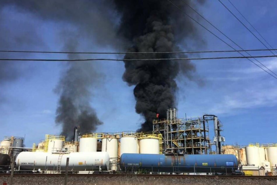 Die brennende KMCO Chemieanlage.