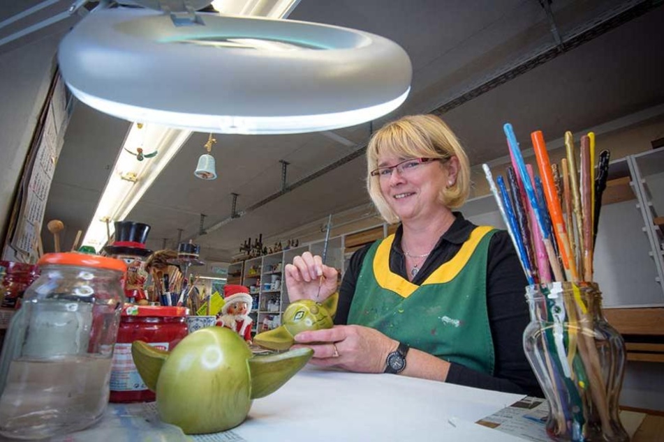Feinarbeit: Mit dünnem Pinsel gibt Steinbach-Figurenmalerin Ingrid Schröter (50) dem Yoda-Nussknacker ein Gesicht.