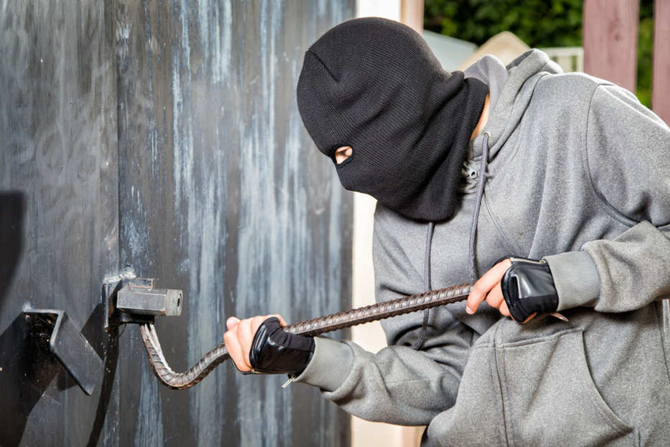 Die Einbrecher brachen in einen Container ein und klauten Werkzeug. (Symbolbild)