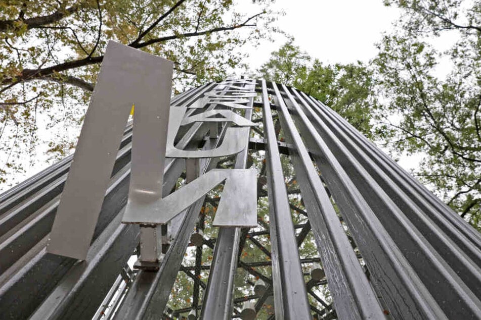 Unbekannte haben das Glockenspiel auf dem Schumannplatz in Zwickau beschädigt.