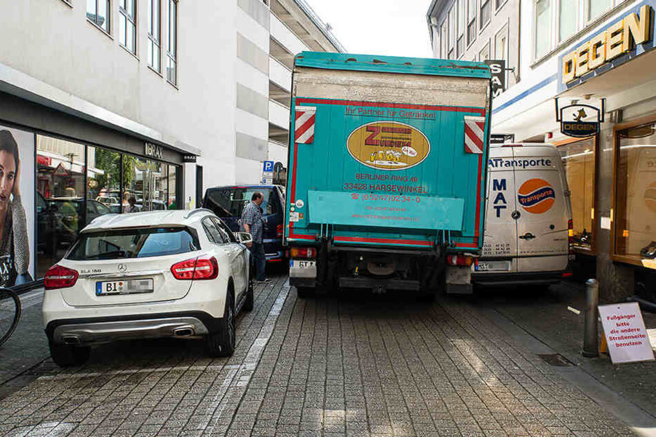 Der Fahrer des kleinen Transporters (re.) lieferte seine Ladung in Ruhe aus.