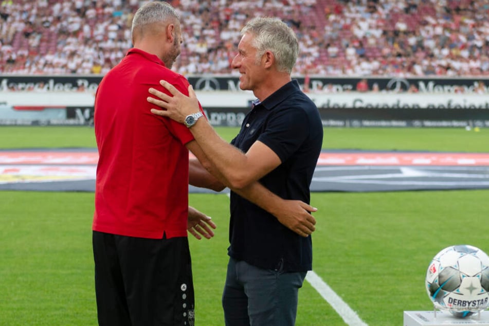 Die Trainer bei der Begrüßung vor dem Anpfiff: Stuttgarts Tim Walter (l.) und Hannovers Mirko Slomka.