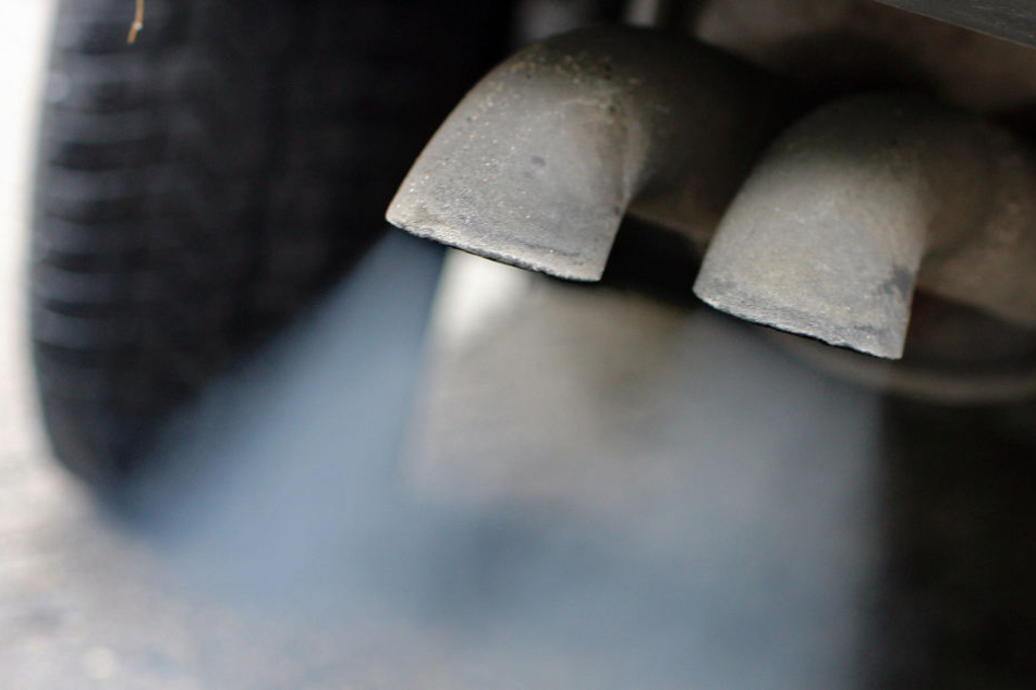 Der 19-Jäahrige sollte den Kraftstoff des Autos ablassen. Dabei kam es zu der Verpuffung. (Symbolbild)
