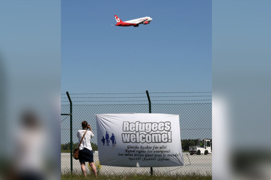 Auf dem Flughafen Rostock-Laage startet eine Maschine, die abgeschobene Asylbewerber in ihre Heimatländer zurückbringen soll.