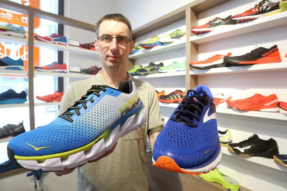 Steffen Thomas (50) vom Chemnitzer Geschäft "Individual SportsWearWolf" findet für jeden die richtigen Laufschuhe.