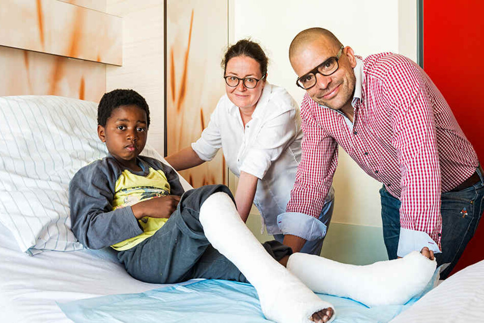 Kinderorthopädin Dr. Babett Döhnert (Mitte) und Oberarzt Dr. Boris Wesseler ermöglichen Kindern wie Antonio (links) ein ganz normales Leben in ihrer Heimat.