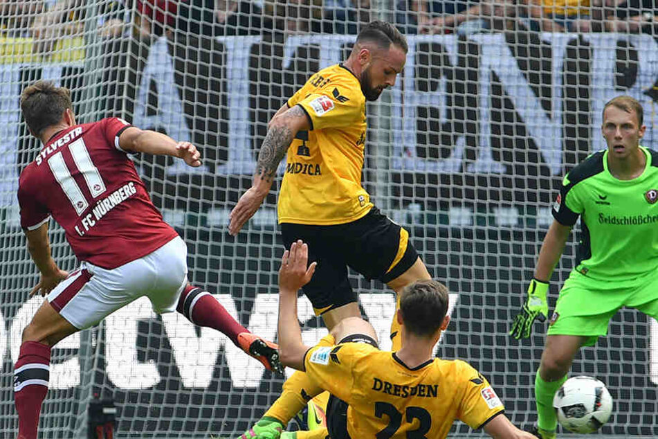 In dieser Szene in der 60. Minute verletzte sich Giuliano Modica (Mitte), weil Jakub Sylvestr (l.) ihm in die Wade trat.