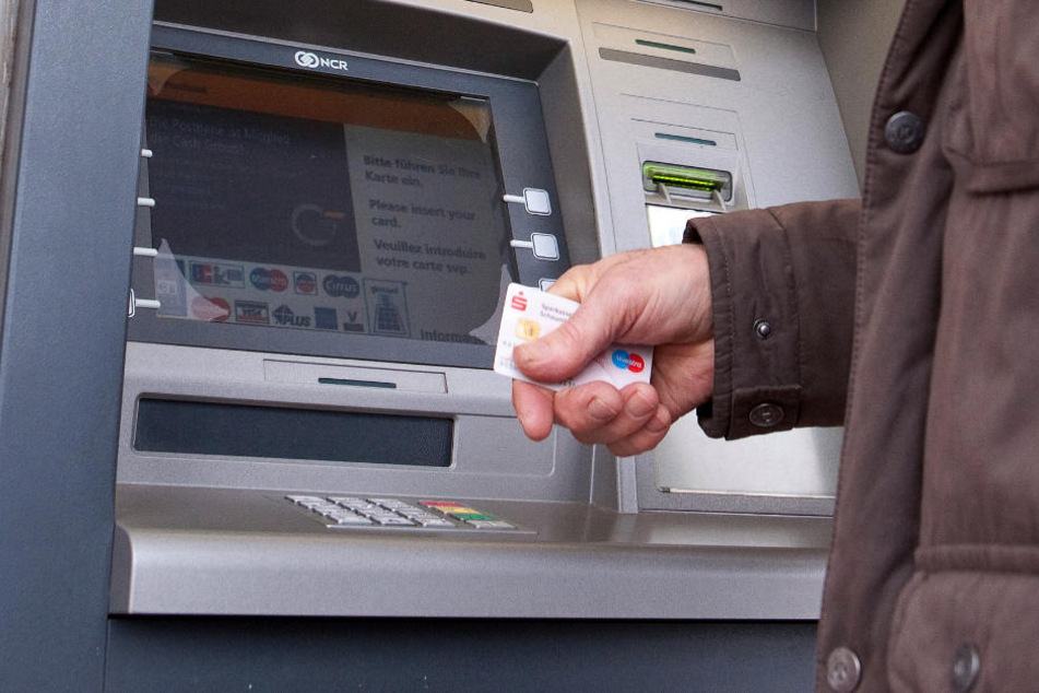 Der Mann bemerkte erst am Geld-Automaten dass seine Konten gesperrt waren. (Symbolbild)