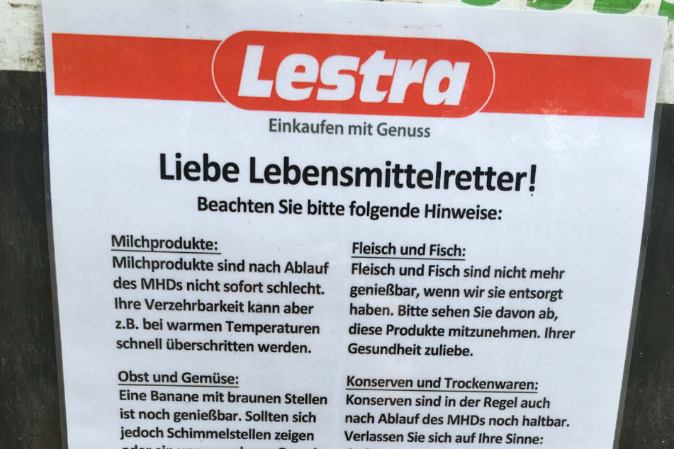 Das Kaufhaus weist mit einem Hinweisschild auf die Regeln hin.