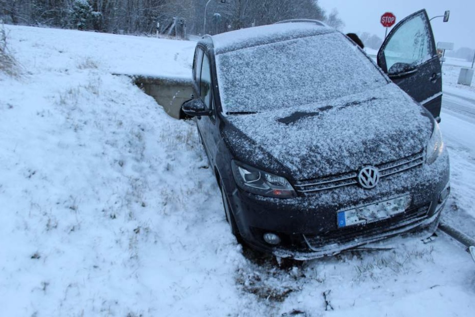 Die Frau fuhr ein Verkehrsschild um.