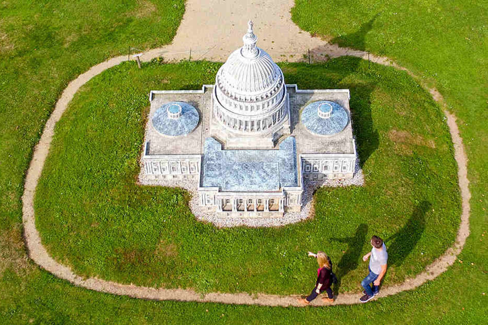 Zwei Besucher gehen am Capitol aus der US-Hauptstadt Washington in der Miniwelt entlang.