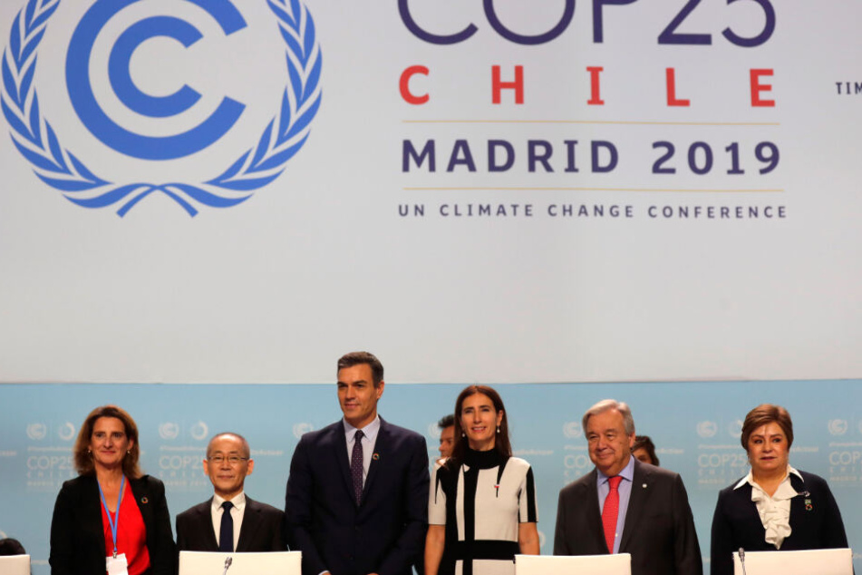 Hoesung Lee (2.v.l), Vorsitzende des Weltklimarates IPCC, Pedro Sanchez (3.v.l), amtierender Ministerpräsident von Spanien, Carolina Schmidt (3.v.r), Umweltministerin von Chile, und Antonio Guterres (2.v.r), UN-Generalsekretär, nehmen an der Eröffnung UN-