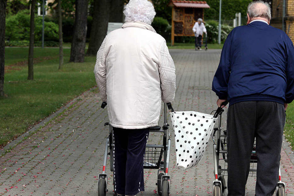 Auf dem Weg zum Arzt sind zwei Rentner gestürzt. Doch ihnen kam keiner zu Hilfe.
