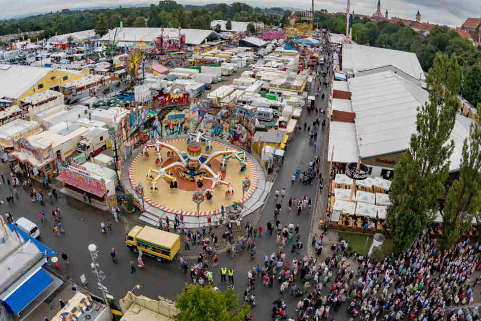 Jahr für Jahr erfreuen sich Besucher an den Attraktionen auf dem Volksfest.