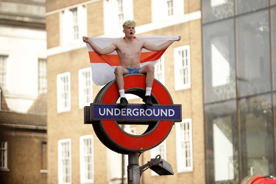 Ein England-Fan feiert nach dem Sieg gegen Schweden. Viel getrunken kann er während des Spiels nicht haben.