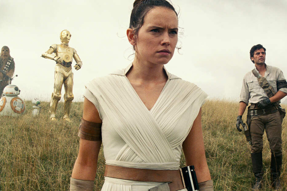 Auf Rey (Daisy Ridley) und ihre Freunde kommt einiges zu.