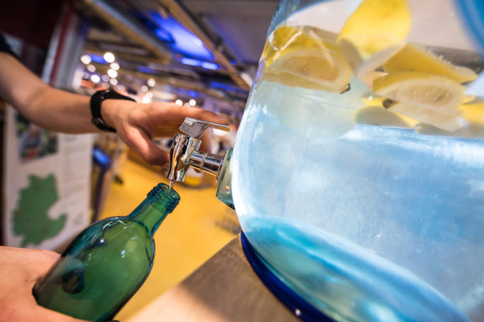 Manche Geschäfte "pimpen" das kostenlise Trinkwasser für ihre Kunden sogar ein wenig auf.