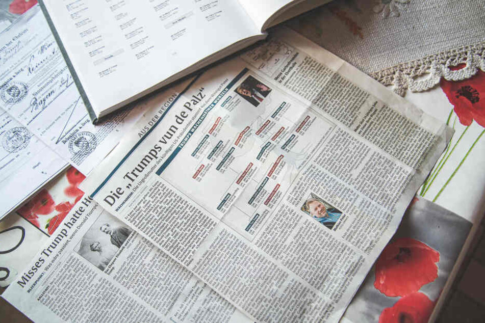 "Die Trumps aus der Pfalz" so tittelt eine regionale Tageszeitung. Im Hintergrund liegen Abstammungsurkunden, die die Verwandtschaft belegen.