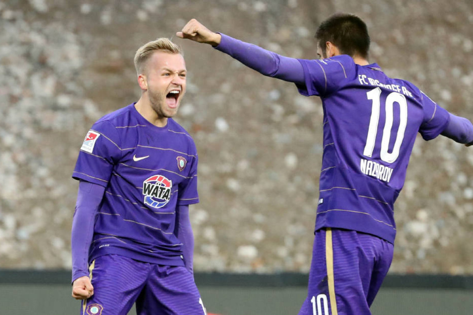 Pascal Köpke und Nazarov jubeln. Aue erzielt den Treffer zum
1:0.