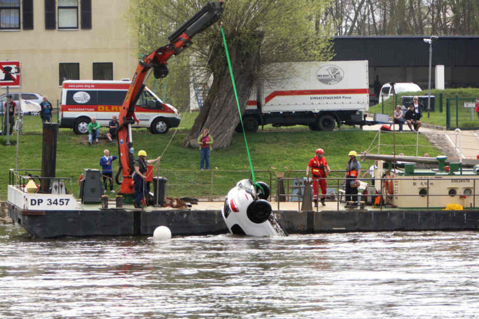 erst schaute nur das Heck aus dem Wasser...