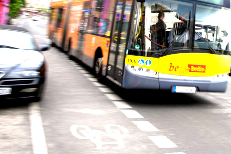 Ein Auto ist am Donnerstagmorgen frontal in einen Linienbus in Berlin gekracht (Symbolbild).