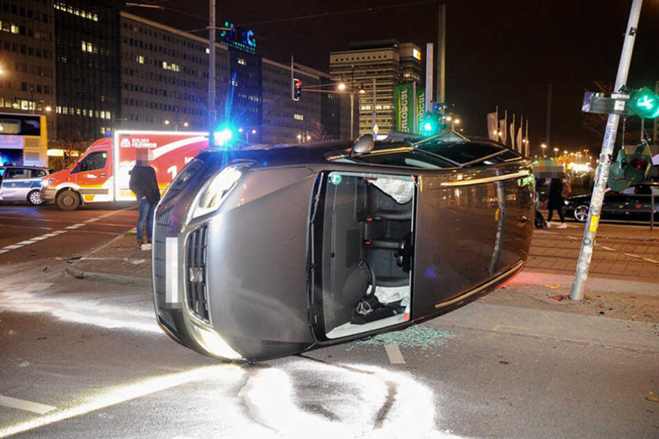 Der Seat kam auf der Fußgängerinsel zum Stehen. Passanten befanden sich nicht dort.
