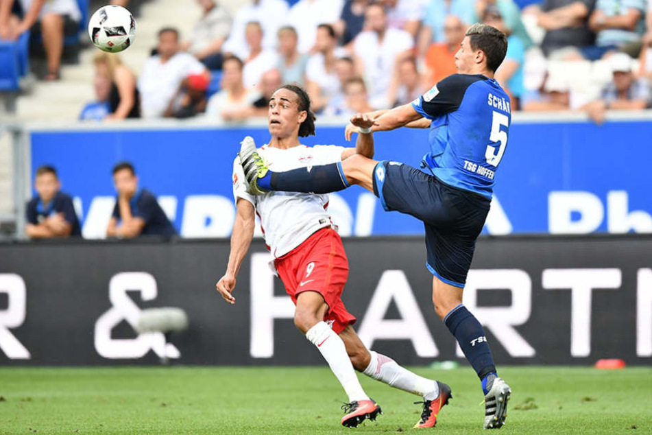 Yussuf Poulsen im Zweikampf mit Fabian Schär (re.).