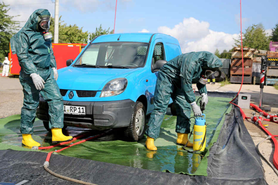 Übung im Kampf gegen die Afrikanische Schweinepest: Die Feuerwehr desinfiziert ein Auto.