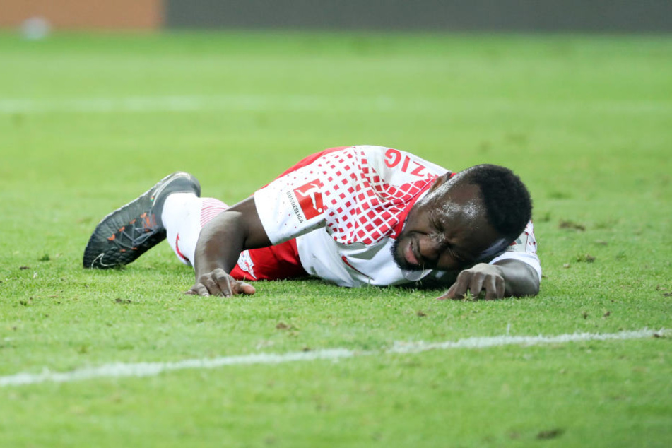 Verletzt liegt Naby Keita nach einem Zusammenprall mit Leverkusens Torhüter Bernd Leno am Montag am Boden. In Marseille ist er wieder am Start.