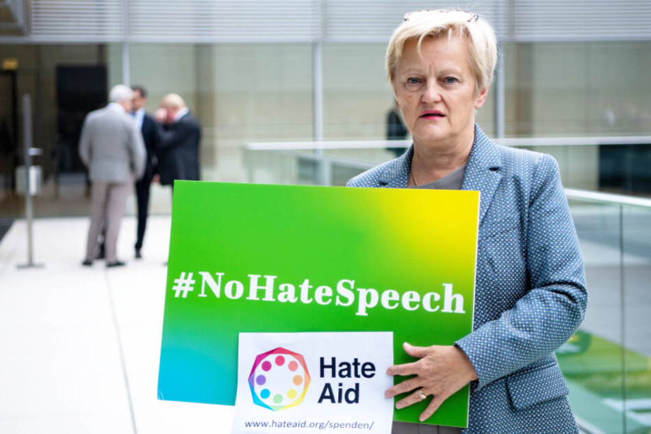Renate Künast (63) protestiert mit einem Plakat mit der Aufschrift #NoHateSpeech gegen das Urteil.